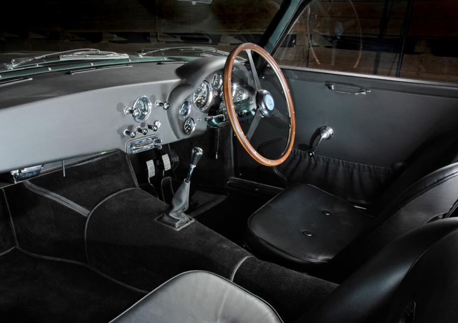 Интерьер Aston Martin DB4 GT Zagato Recreation 1961 года  (фото 4 из 6)